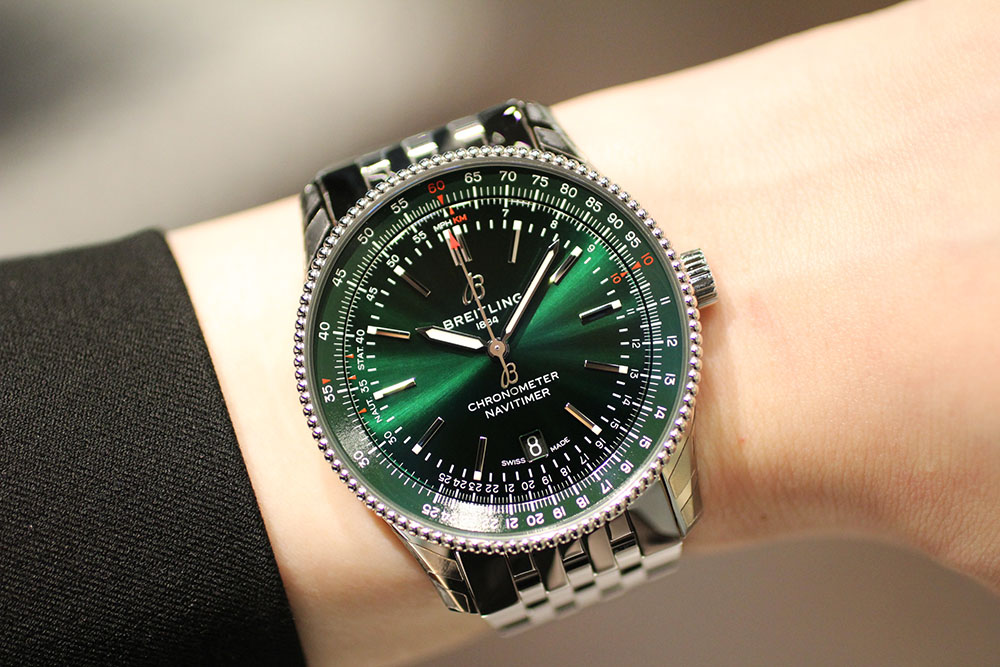 ブライトリング】深みのあるグリーンカラーが美しい ナビタイマー