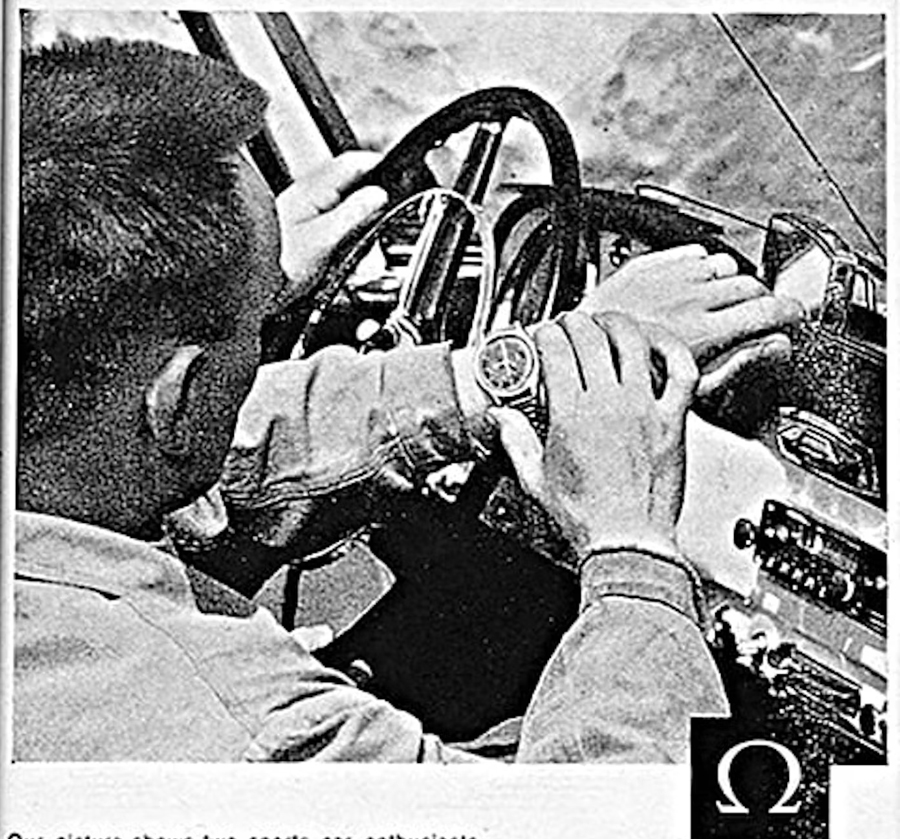 － スピードマスターの誕生：モータースポーツと共に駆け抜けた黎明期－ スピードマスターの物語は、1957年、スイスの時計見本市「バーゼルワールド」で幕を開けます。 当時、オメガは、シーマスター300（ダイバーズウォッチ）、レイルマスター（鉄道時計）というプロフェッショナルユースの時計を発表し、高い評価を得ていました。 そして、第3のプロフェッショナルウォッチとして満を持して登場したのが、スピードマスターです。 その名の通り、スピードマスターは、モータースポーツの世界で活躍するレーサーやエンジニアのために開発されました。 当時としては画期的だった、タキメーターを搭載したベゼルは、走行時間から平均速度を計測することを可能にし、多くのドライバーから支持を得ました。 初期のスピードマスターは、現在のモデルとは異なるデザインを採用していました。 特徴的なのは、通称「ブロードアロー」と呼ばれる、幅広の時針と、アラビア数字のインデックスです。 スポーティーながら、どこかクラシカルな雰囲気を漂わせるデザインは、現在でも多くのファンを魅了しています。