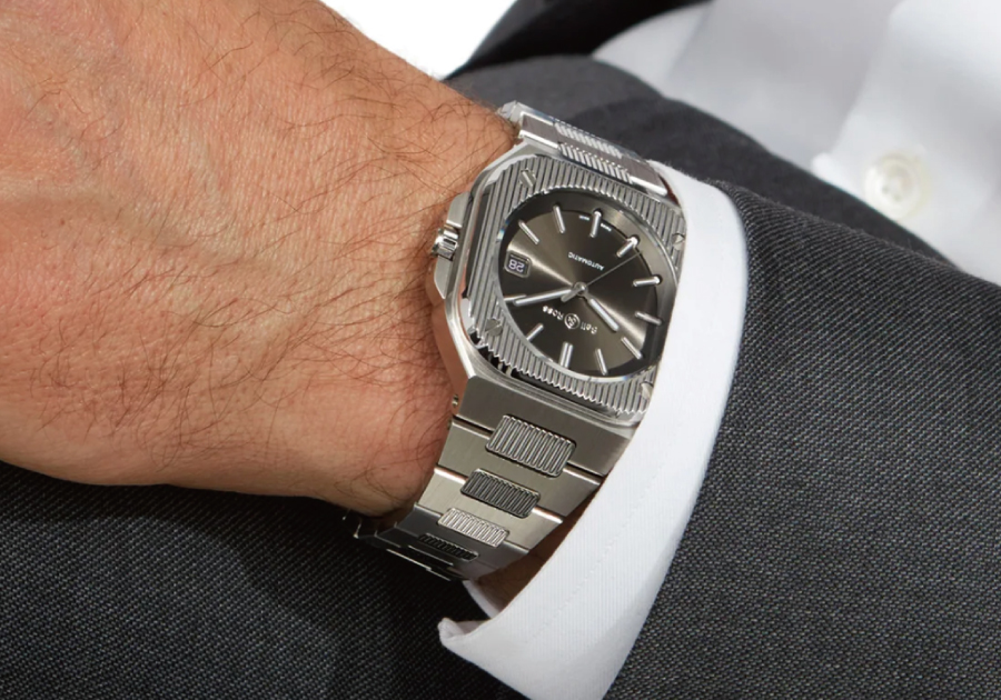 BR-05 Artline 40 mm - BR05A-BL-GLST/SST 定価¥847,000 世界限定 250 本 BR-05 Artlineは、BR-05コレクションの新しいモデルです。BR-05に共通の形状と、特にその一体型ブレスレットを採用しています。 そのコンセプトは、「アートライン」という言葉に集約されています。