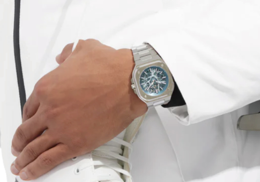 BR-05 Skeleton Arctic Blue 40 mm - BR05A-AB-SKST/SST 定価¥1,192,400 世界限定 250 本 BR-05 Skeleton コレクションは、時計製造技術のノウハウを反映させ、さらなる透明性へ挑戦します。今回の新製品BR-05 Skeleton Arctic Blueの文字盤は、ガラスブロックから切り出されたかのような外観です。